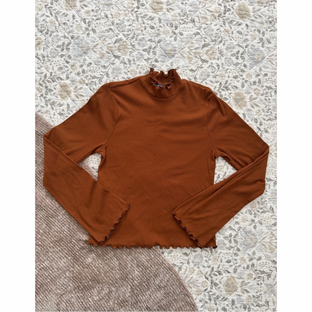 Old Navy Mock Neck Lettuce Edge Rib Top - L - EUC!